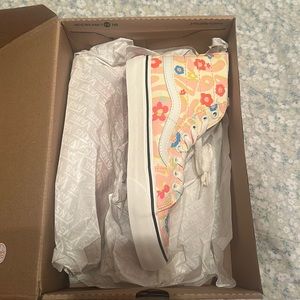 “Groovy Floral Multi colored Sk8-Hi 38 Deco” Hightop Vans shoes size 7